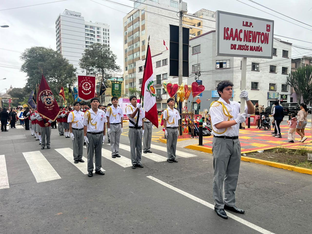 Colegio Isaac Newton en el Pasacalle Distrital de Jesús María 2026